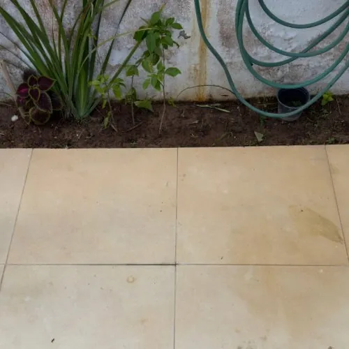 Quintal antes do tratamento: piso amarelado e manchado