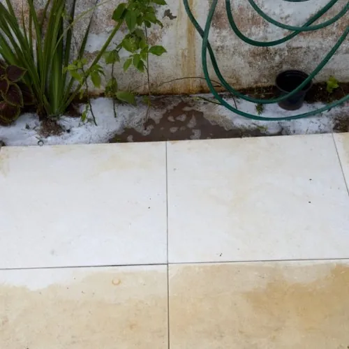 Quintal depois do Eficaz Limpa Pisos: placas brancas e renovadas
