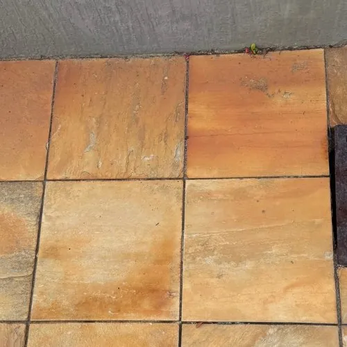 Pedras antes do tratamento: alaranjadas pela oxidação