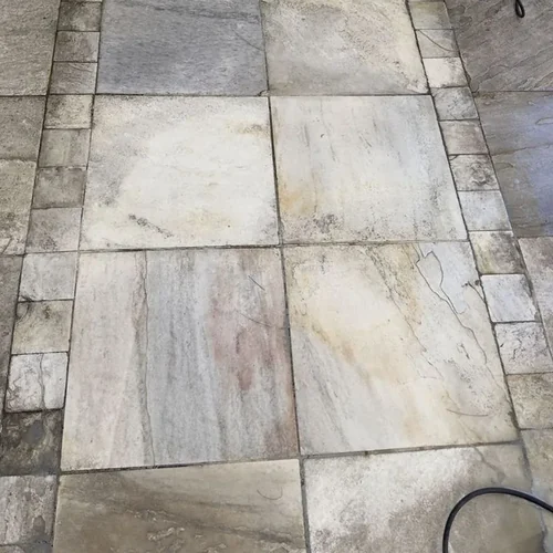Piso de pedras com placas centrais limpas e claras após aplicação do Eficaz Limpa Pisos
